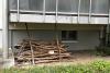 Aufgehäufte Äste am Boden, überdeckt von einem Balkon